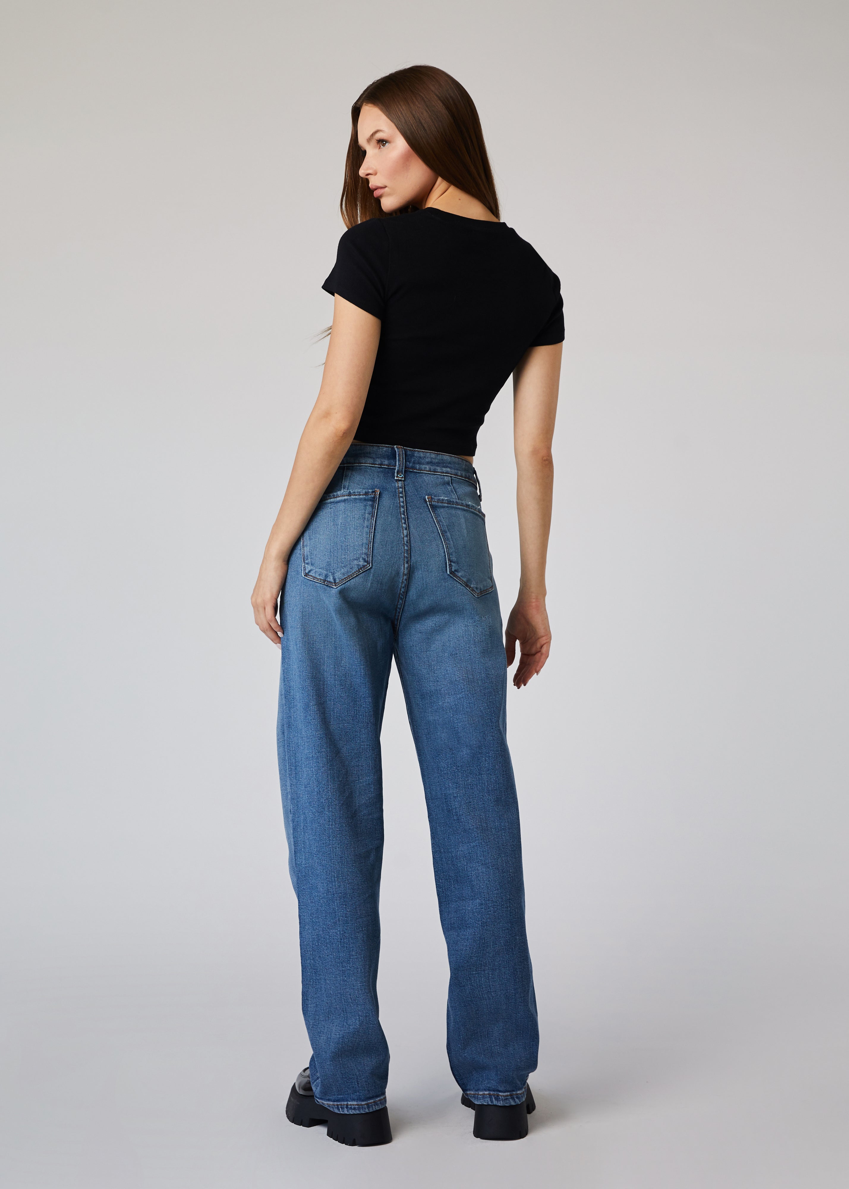 Women's Baggy Jeans: Embrace Comfort & Style with Trendy Denim